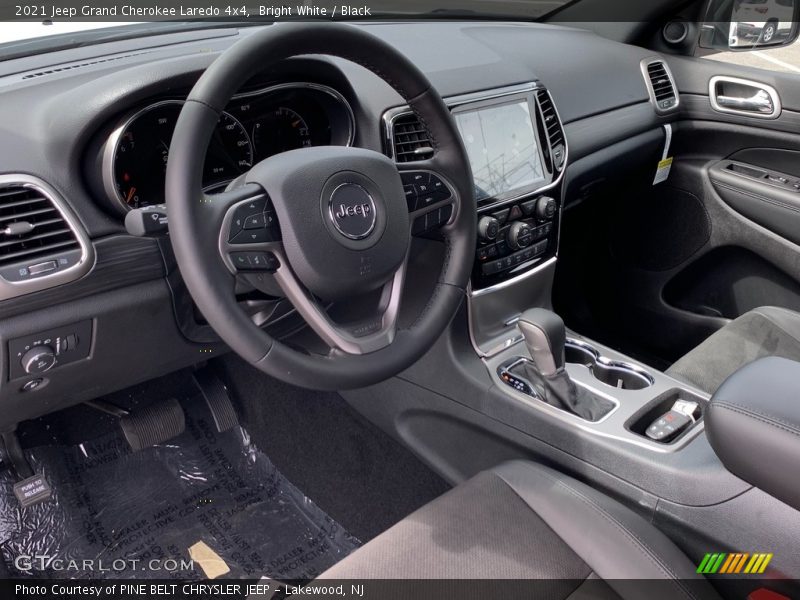 Bright White / Black 2021 Jeep Grand Cherokee Laredo 4x4