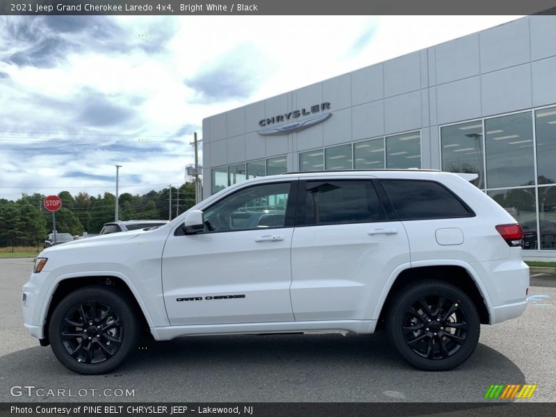 Bright White / Black 2021 Jeep Grand Cherokee Laredo 4x4