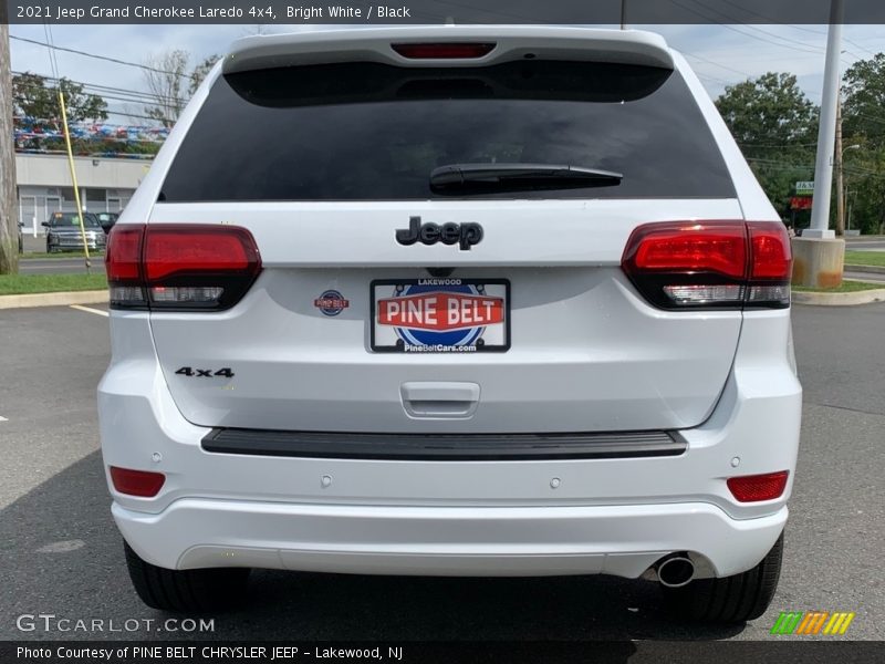 Bright White / Black 2021 Jeep Grand Cherokee Laredo 4x4