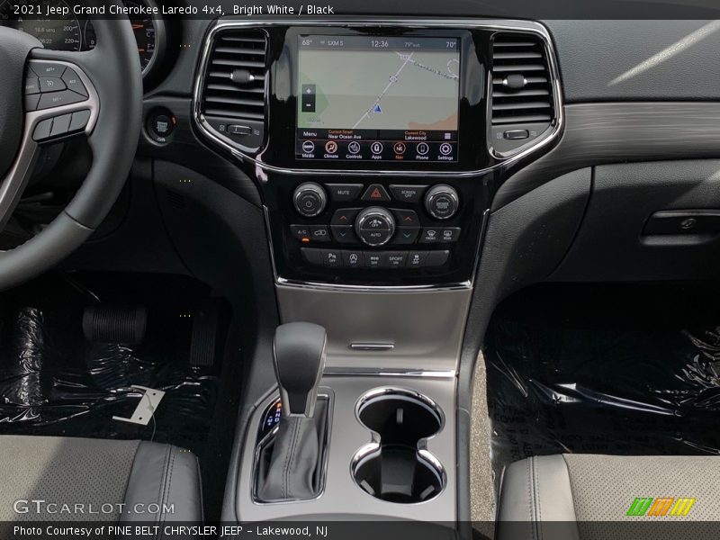 Bright White / Black 2021 Jeep Grand Cherokee Laredo 4x4
