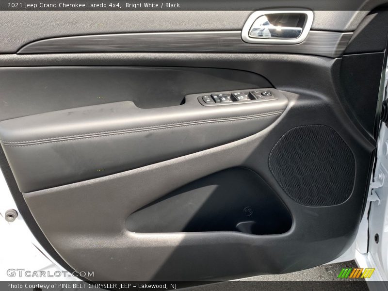 Bright White / Black 2021 Jeep Grand Cherokee Laredo 4x4