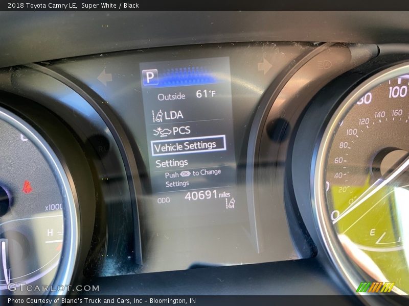 Super White / Black 2018 Toyota Camry LE