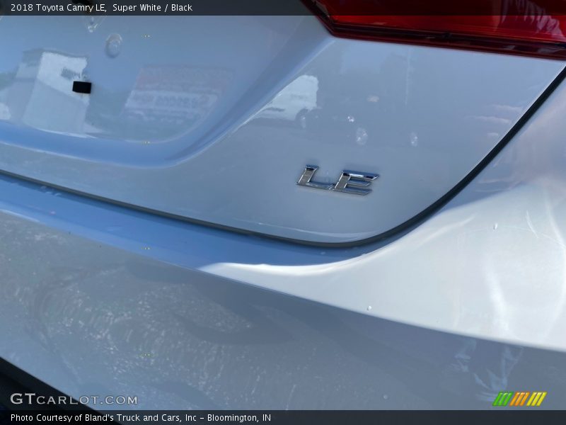 Super White / Black 2018 Toyota Camry LE