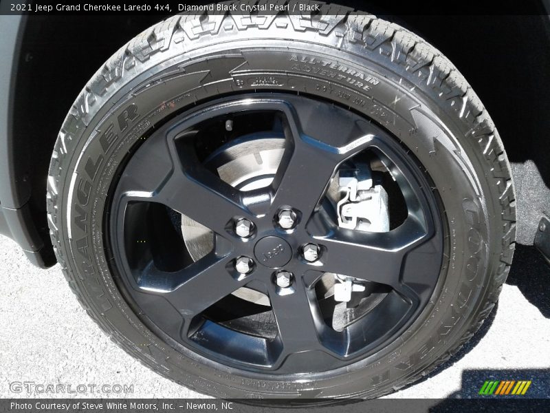 Diamond Black Crystal Pearl / Black 2021 Jeep Grand Cherokee Laredo 4x4