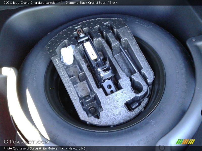 Diamond Black Crystal Pearl / Black 2021 Jeep Grand Cherokee Laredo 4x4