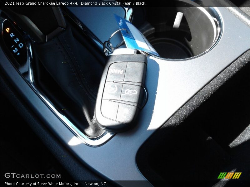 Diamond Black Crystal Pearl / Black 2021 Jeep Grand Cherokee Laredo 4x4