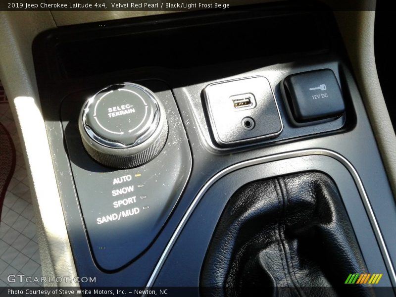 Velvet Red Pearl / Black/Light Frost Beige 2019 Jeep Cherokee Latitude 4x4