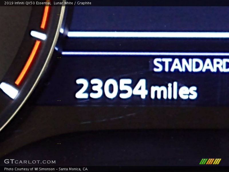 Lunar White / Graphite 2019 Infiniti QX50 Essential