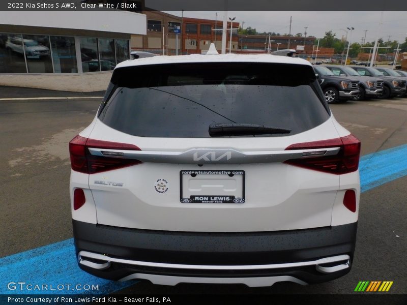 Clear White / Black 2022 Kia Seltos S AWD