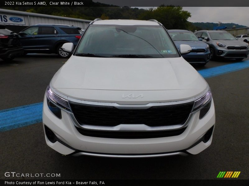 Clear White / Black 2022 Kia Seltos S AWD