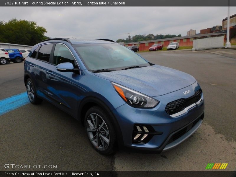 Front 3/4 View of 2022 Niro Touring Special Edition Hybrid