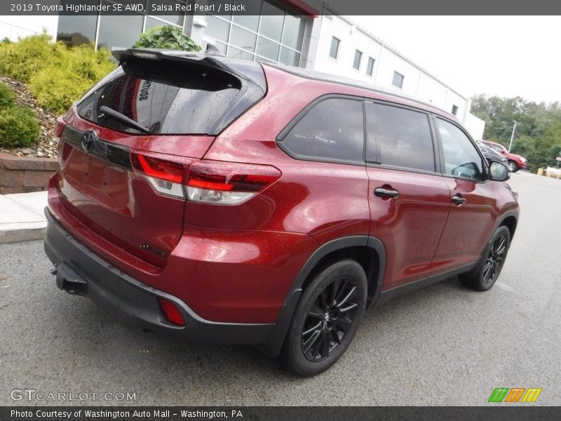 Salsa Red Pearl / Black 2019 Toyota Highlander SE AWD