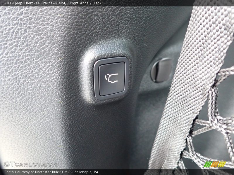 Bright White / Black 2019 Jeep Cherokee Trailhawk 4x4