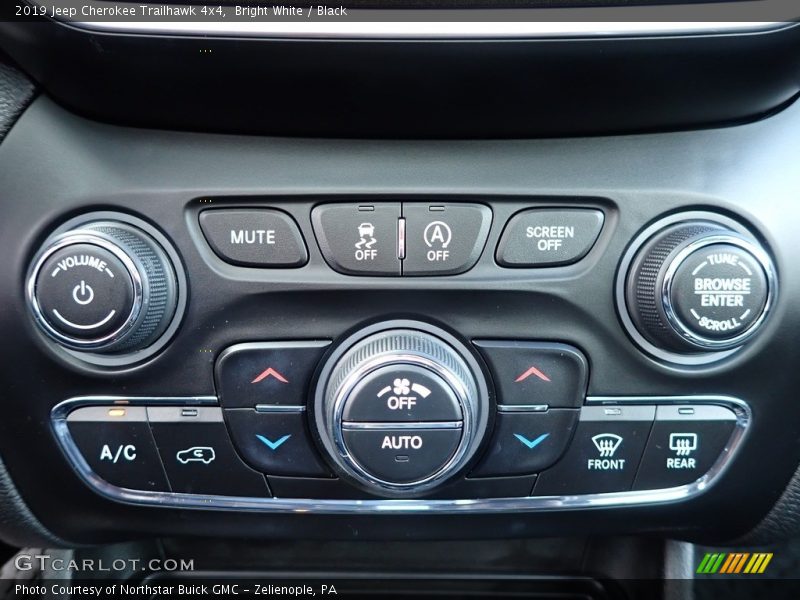 Bright White / Black 2019 Jeep Cherokee Trailhawk 4x4