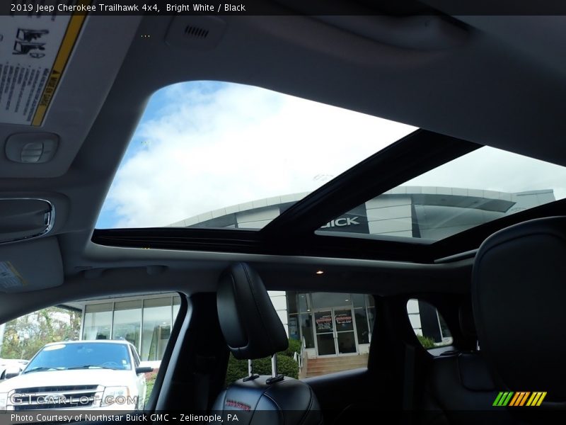 Bright White / Black 2019 Jeep Cherokee Trailhawk 4x4