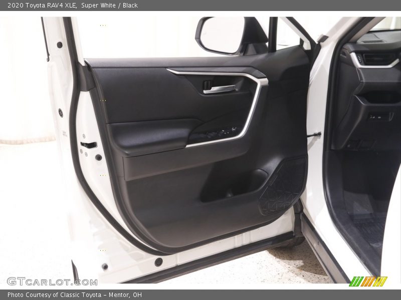 Super White / Black 2020 Toyota RAV4 XLE