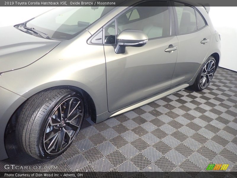 Oxide Bronze / Moonstone 2019 Toyota Corolla Hatchback XSE