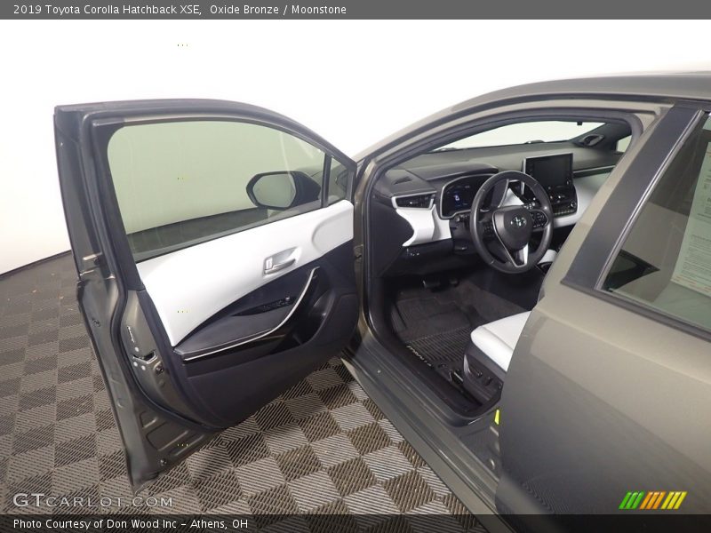 Oxide Bronze / Moonstone 2019 Toyota Corolla Hatchback XSE