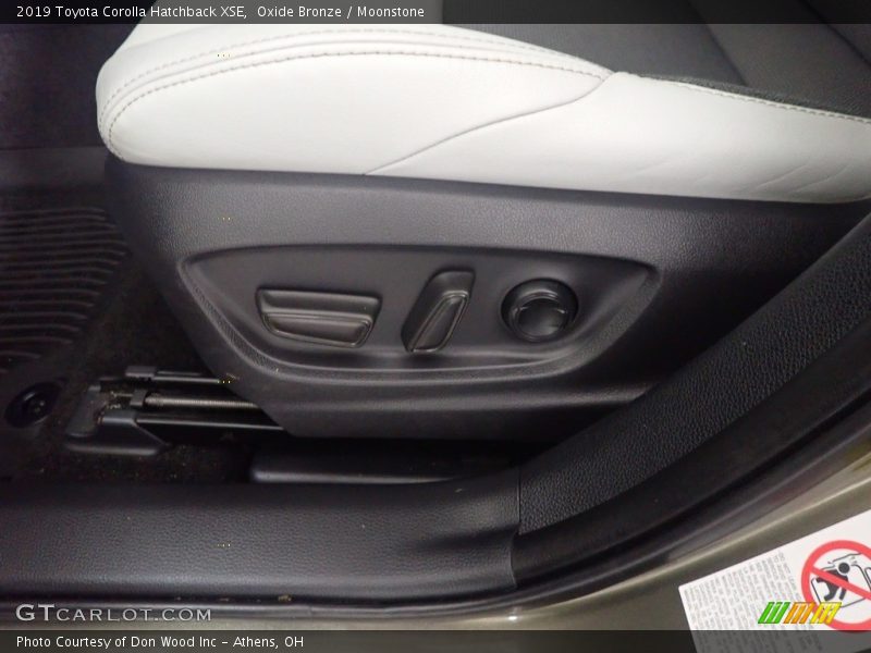 Oxide Bronze / Moonstone 2019 Toyota Corolla Hatchback XSE