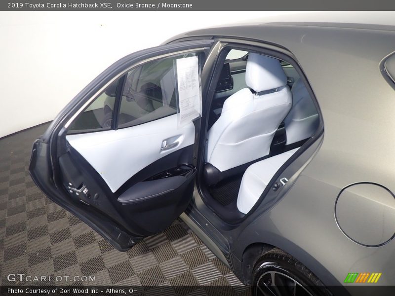 Oxide Bronze / Moonstone 2019 Toyota Corolla Hatchback XSE