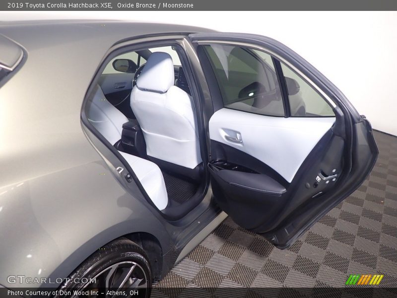 Oxide Bronze / Moonstone 2019 Toyota Corolla Hatchback XSE