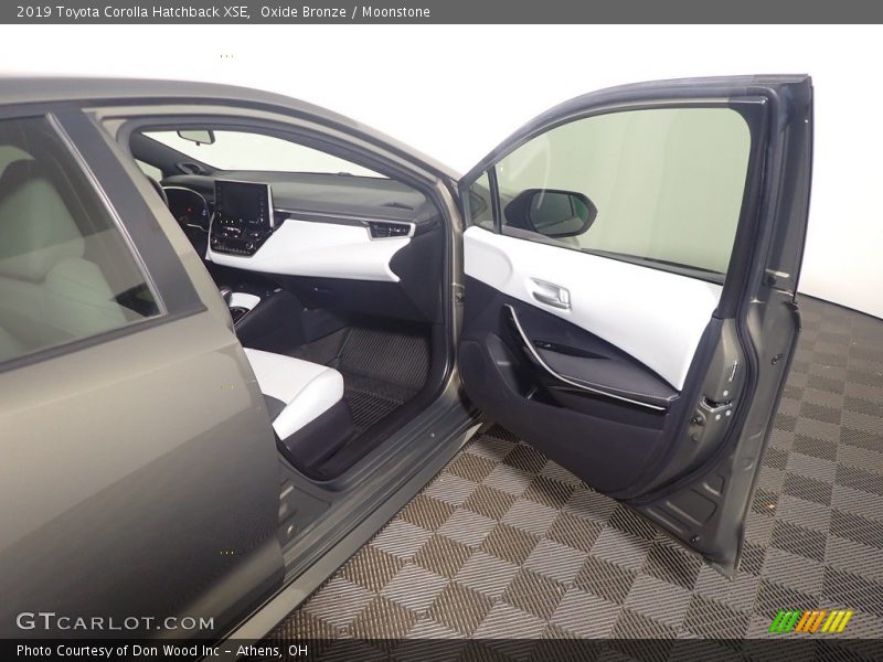 Oxide Bronze / Moonstone 2019 Toyota Corolla Hatchback XSE