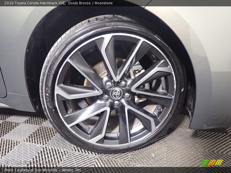 Oxide Bronze / Moonstone 2019 Toyota Corolla Hatchback XSE