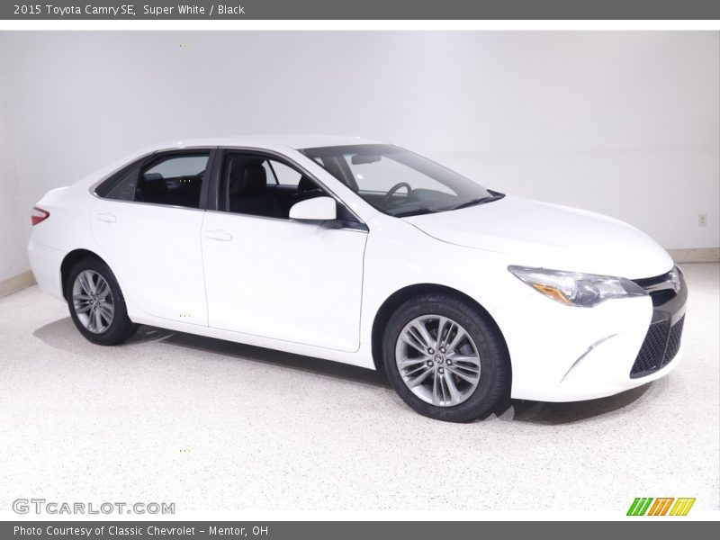 Super White / Black 2015 Toyota Camry SE