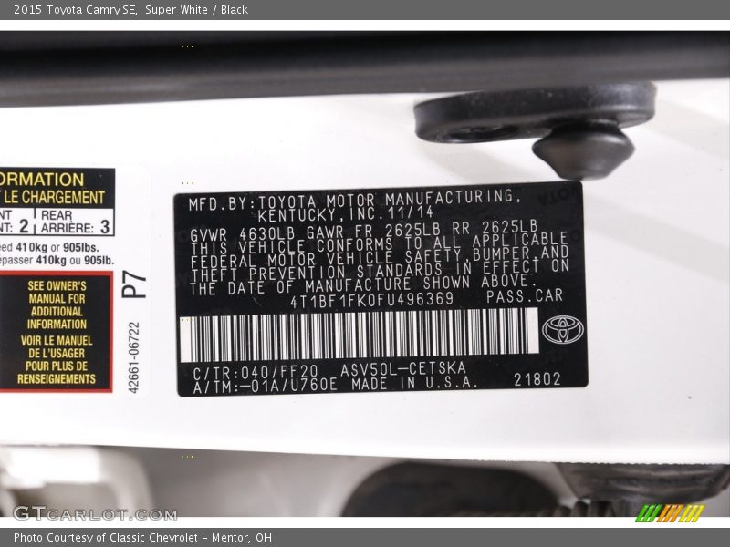 Super White / Black 2015 Toyota Camry SE