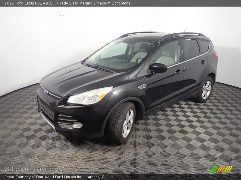 Tuxedo Black Metallic / Medium Light Stone 2015 Ford Escape SE 4WD