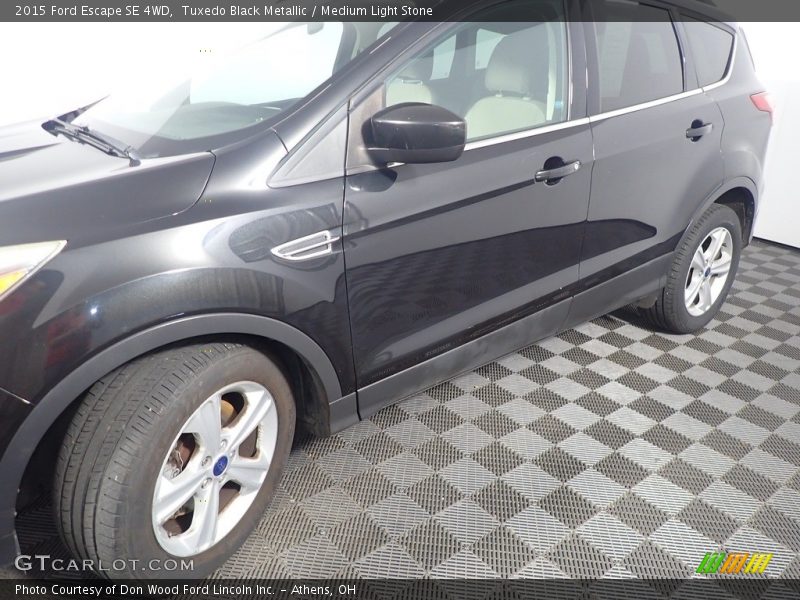 Tuxedo Black Metallic / Medium Light Stone 2015 Ford Escape SE 4WD