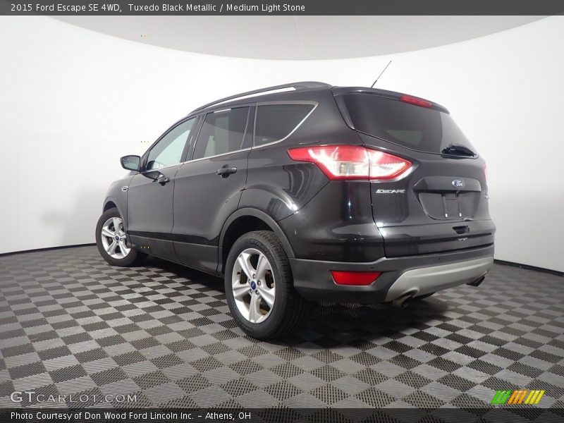 Tuxedo Black Metallic / Medium Light Stone 2015 Ford Escape SE 4WD