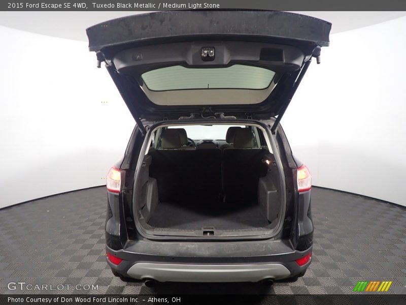 Tuxedo Black Metallic / Medium Light Stone 2015 Ford Escape SE 4WD