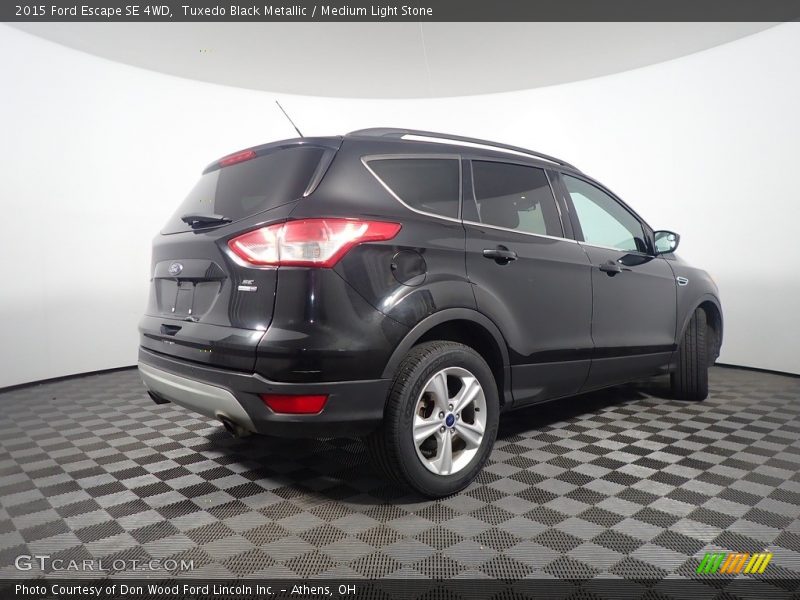Tuxedo Black Metallic / Medium Light Stone 2015 Ford Escape SE 4WD