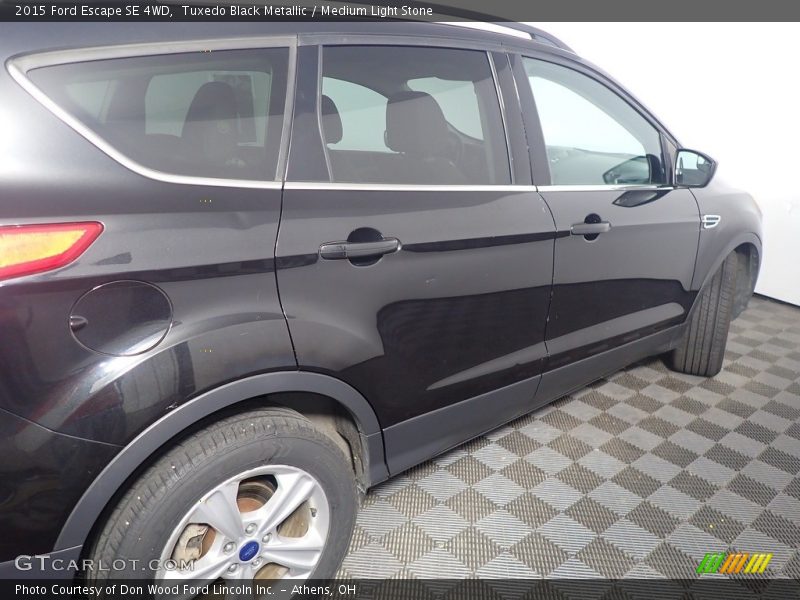 Tuxedo Black Metallic / Medium Light Stone 2015 Ford Escape SE 4WD