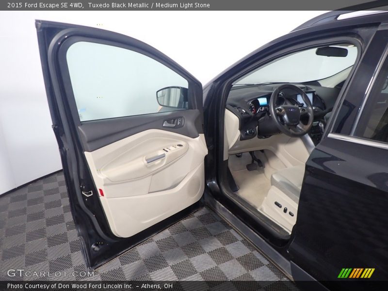 Tuxedo Black Metallic / Medium Light Stone 2015 Ford Escape SE 4WD