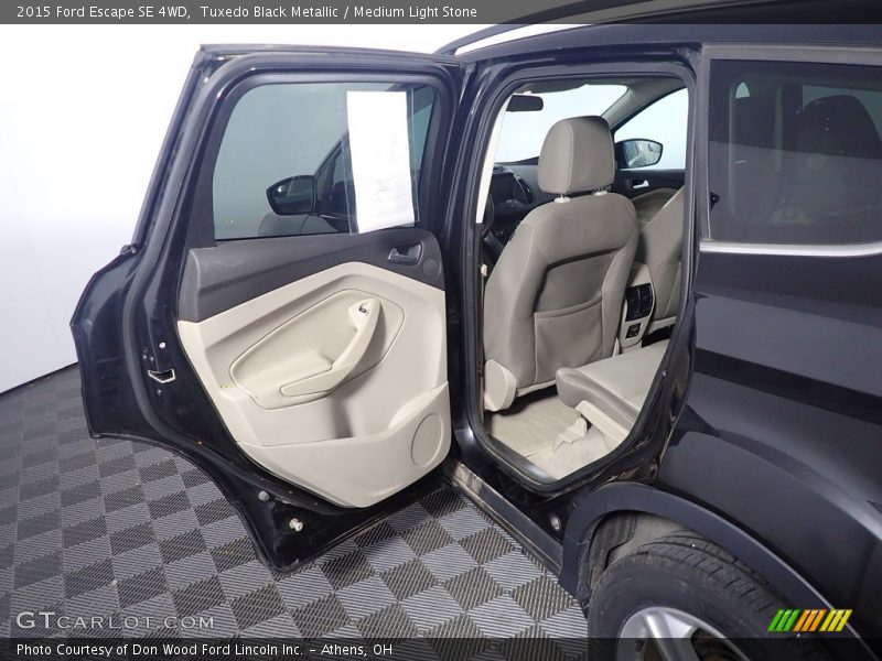 Tuxedo Black Metallic / Medium Light Stone 2015 Ford Escape SE 4WD