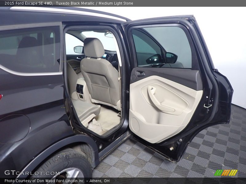 Tuxedo Black Metallic / Medium Light Stone 2015 Ford Escape SE 4WD