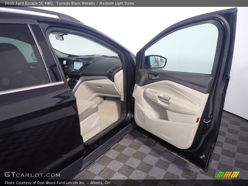 Tuxedo Black Metallic / Medium Light Stone 2015 Ford Escape SE 4WD