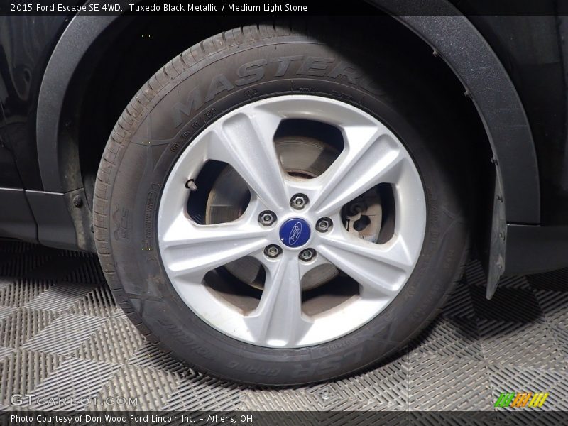 Tuxedo Black Metallic / Medium Light Stone 2015 Ford Escape SE 4WD