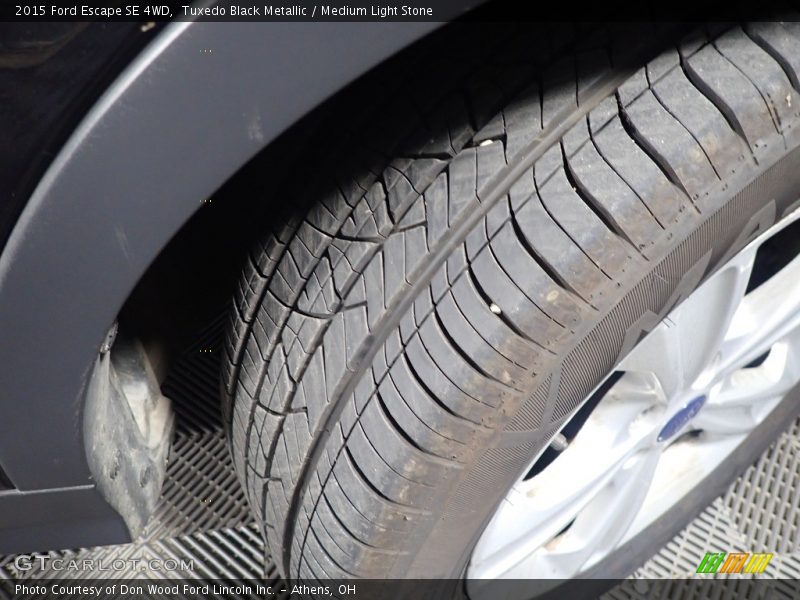 Tuxedo Black Metallic / Medium Light Stone 2015 Ford Escape SE 4WD