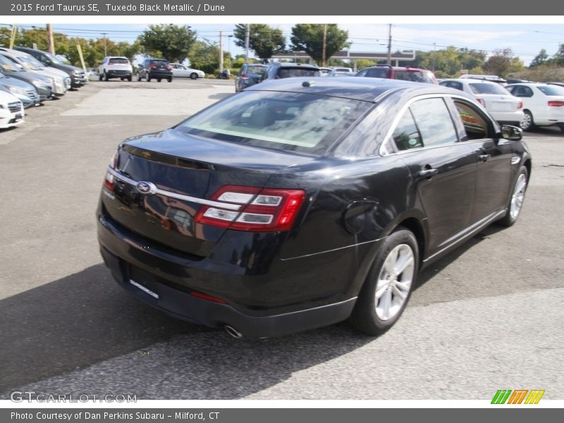 Tuxedo Black Metallic / Dune 2015 Ford Taurus SE