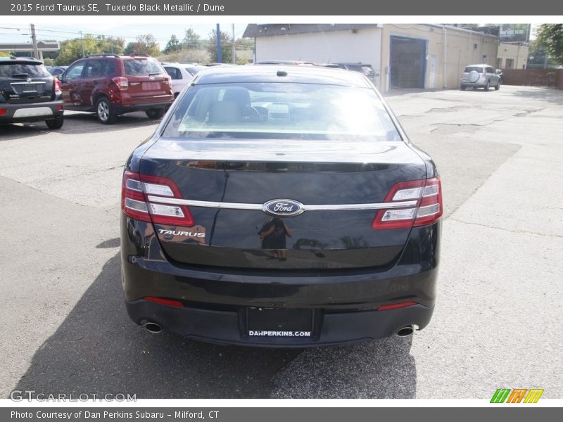 Tuxedo Black Metallic / Dune 2015 Ford Taurus SE