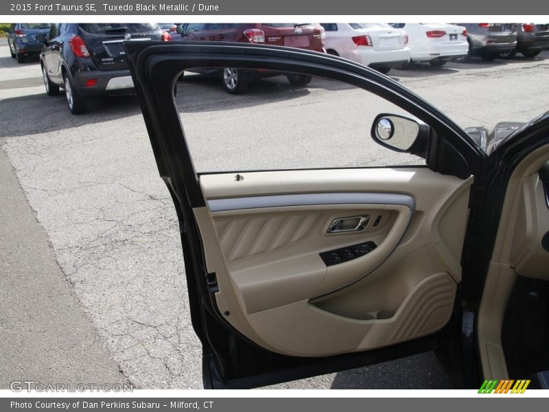 Tuxedo Black Metallic / Dune 2015 Ford Taurus SE
