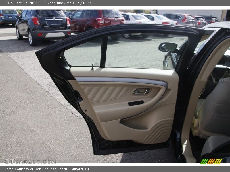 Tuxedo Black Metallic / Dune 2015 Ford Taurus SE