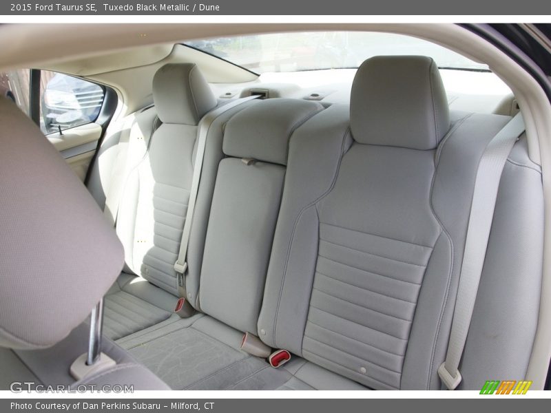 Tuxedo Black Metallic / Dune 2015 Ford Taurus SE