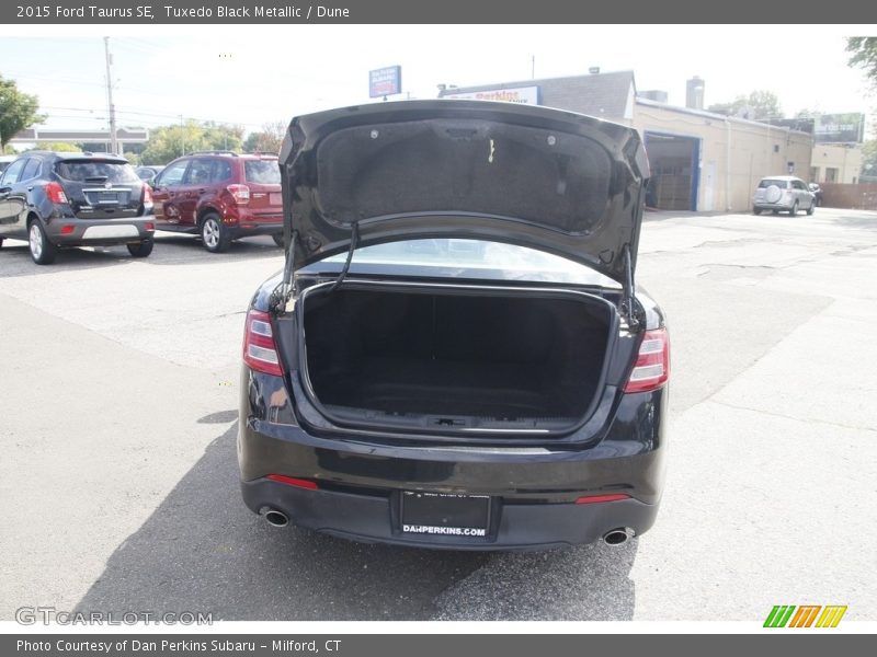 Tuxedo Black Metallic / Dune 2015 Ford Taurus SE