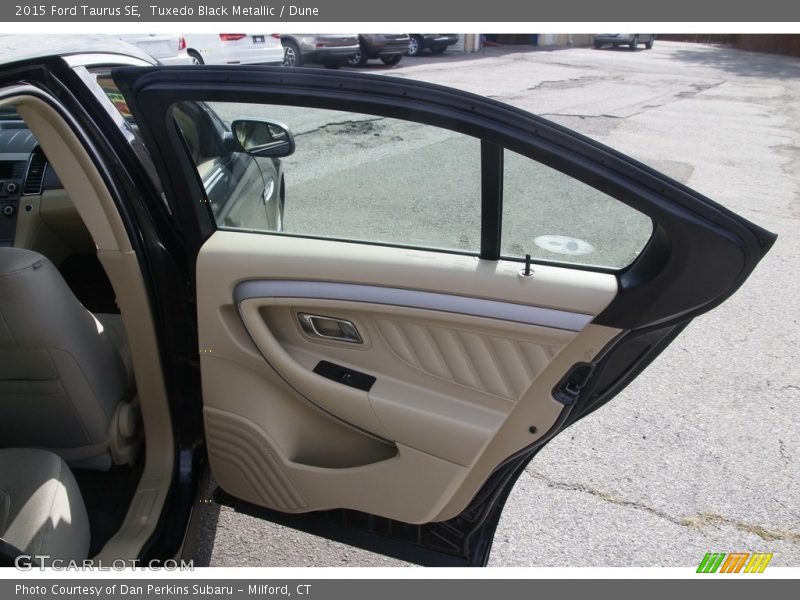 Tuxedo Black Metallic / Dune 2015 Ford Taurus SE