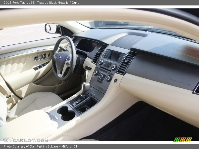 Tuxedo Black Metallic / Dune 2015 Ford Taurus SE