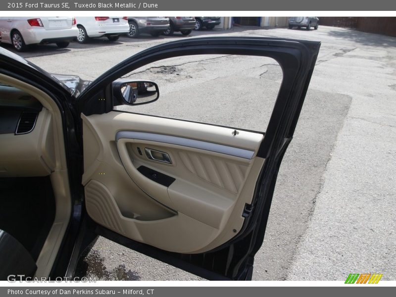 Tuxedo Black Metallic / Dune 2015 Ford Taurus SE
